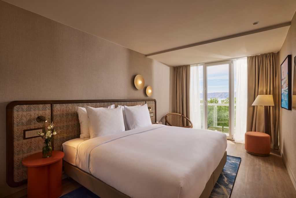 Movenpick-Deluxe-Room1