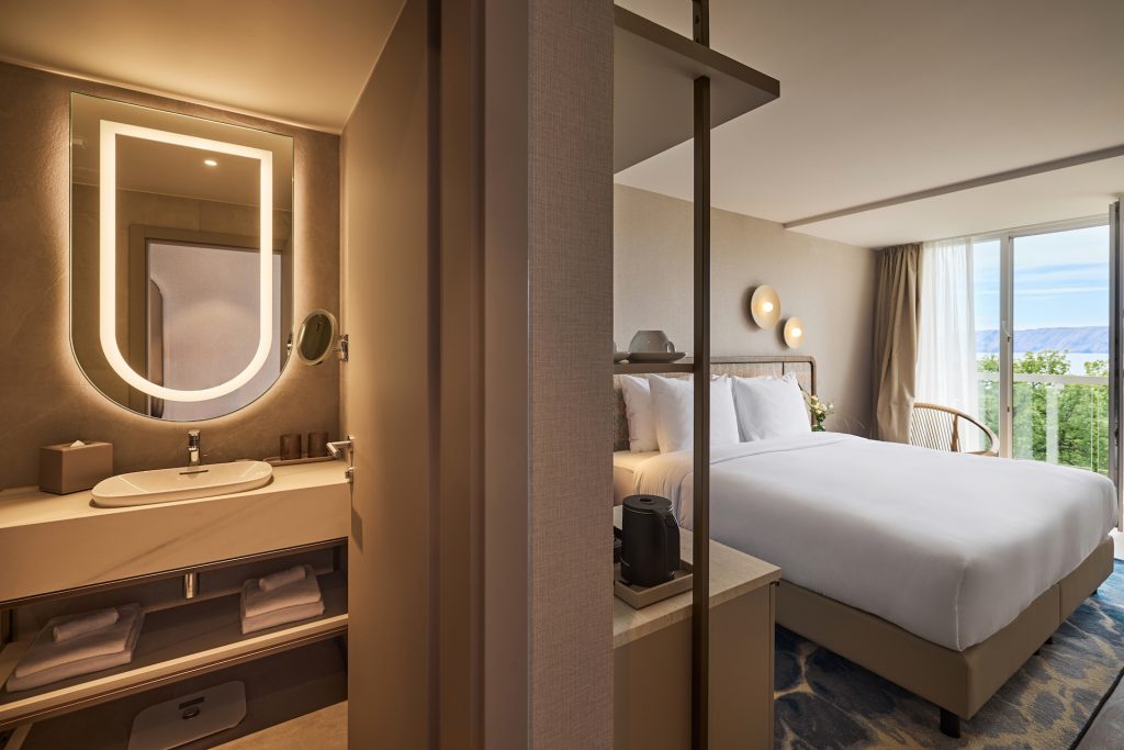 Movenpick-Deluxe-Room2